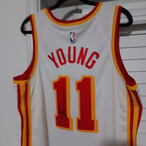 Signed NIKE SWINGMAN NBA ATL HAWKS Trae Young Jersey SIZE L - Picture 3 of 5